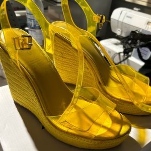 Worn this one time at a cruise ship. It’s like brand new. Size 8 from Aldo.